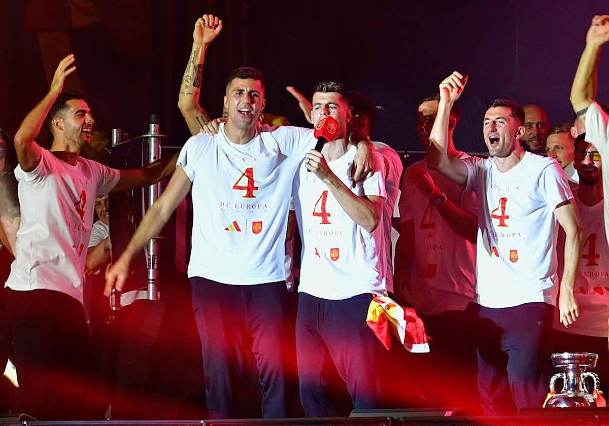 Rodri y Morata en la celebración de la Eurocopa en el Ayuntamiento de Madrid