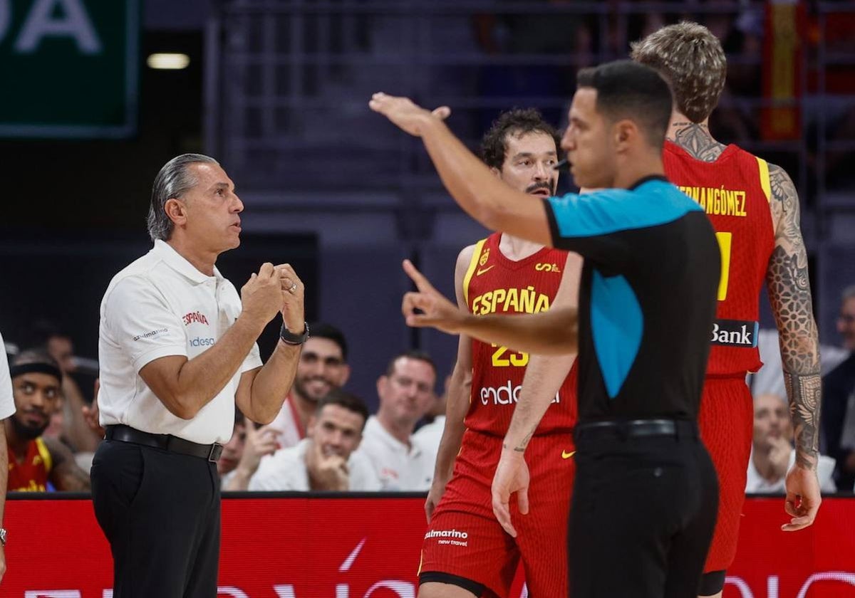 El seleccionador Sergio Scariolo dando indicaciones a sus jugadores en el partido ante Puerto Rico