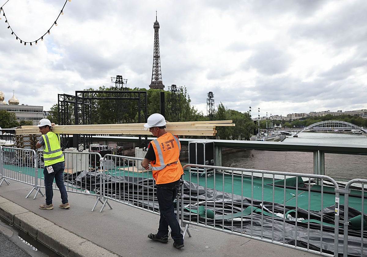 Dos operarios ultiman los trabajos de cara a la ceremonia de apertura de París 2024