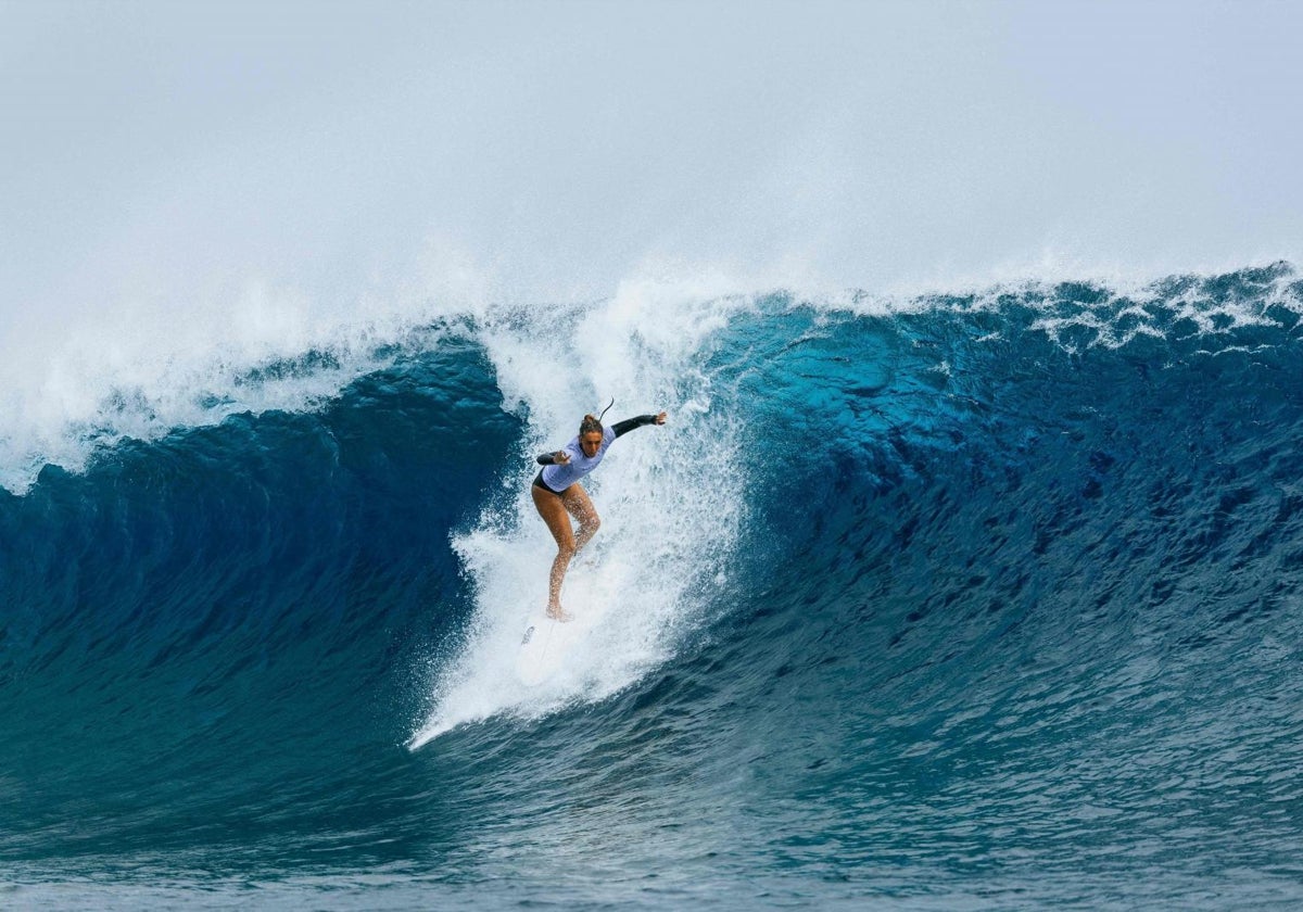 Nadia Erostarbe, en un entrenamiento en Teahupoo