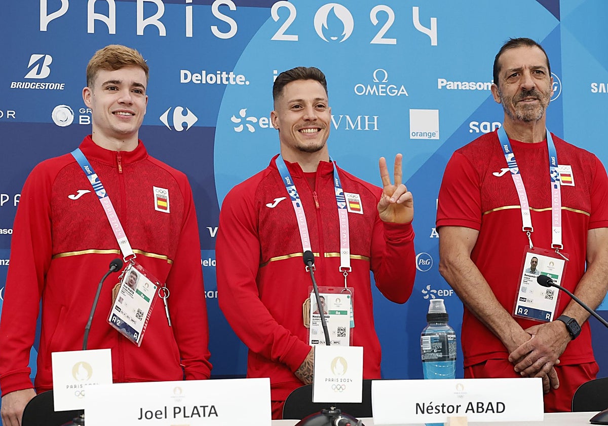 Joel Plata (i) y Néstor Abad (c) y el seleccionador Benjamín Bango (d)