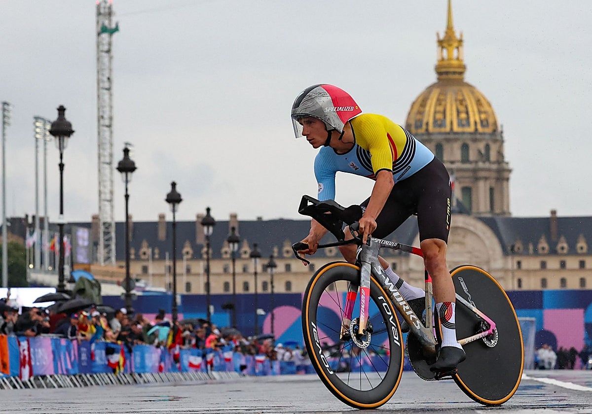 Evenepoel brilló bajo la lluvia en las calles de París