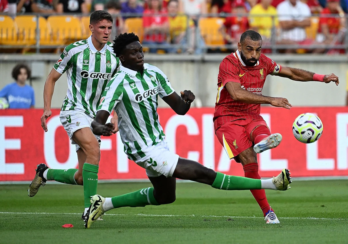 Mendy trata de taponar un disparo de Salah durante el Liverpool - Betis