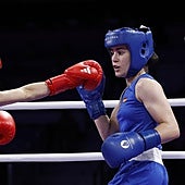 Boxeo 'Red wins', aunque Laura Fuertes vistiera de azul