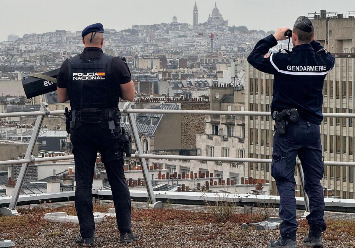 Un agente de la Policía Nacional y un gendarme francés, vigilando el cielo de París