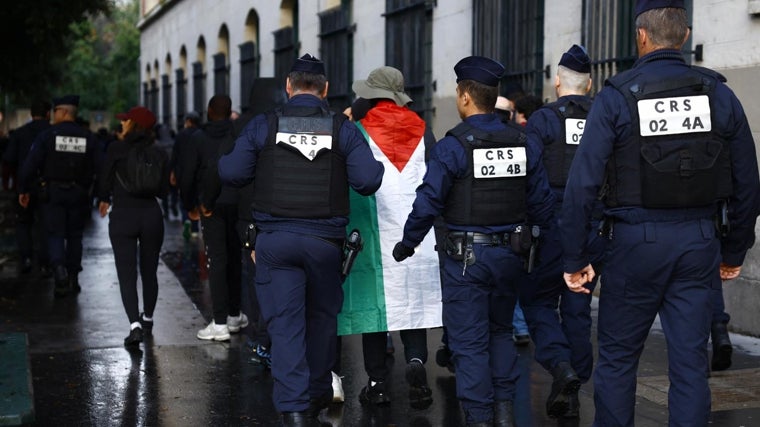 Policías franceses con manifestantes pro palestinos en las calles de París