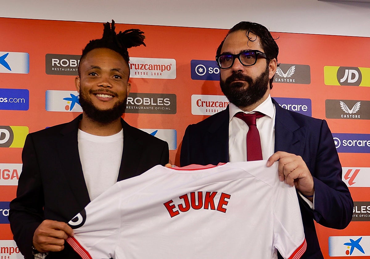 Víctor Orta posa con Chidera Ejuke en su presentación como sevillista