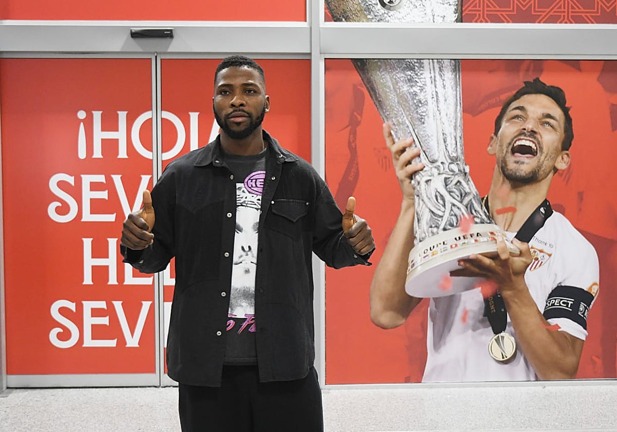 Kelechi Iheanacho posando en el aeropuerto de San Pablo a su llegada a Sevilla