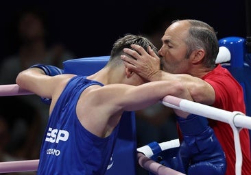 Boxeo El beso más tierno de un padre tras la valiente pelea de su hijo