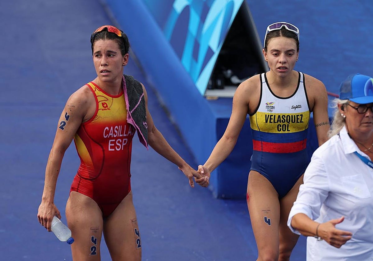 Casillas le da la mano a la triatleta Velásquez al término de la fina de esta disciplina aplazada un día por no pasar el Sena las pruebas de salud