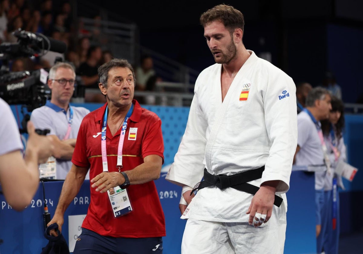 Niko Shera, junto a su entrenador Quino Ruiz