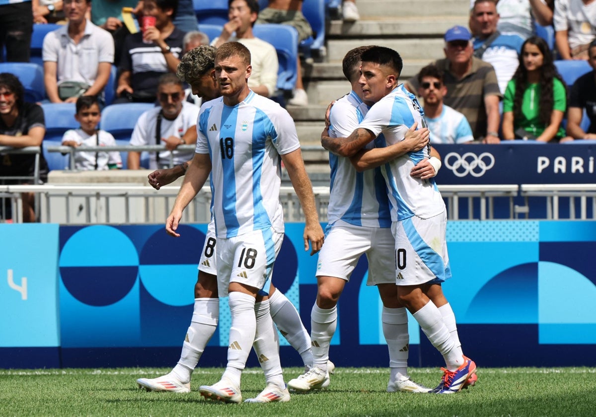 Los jugadores argentinos, durante un partido de París 2024