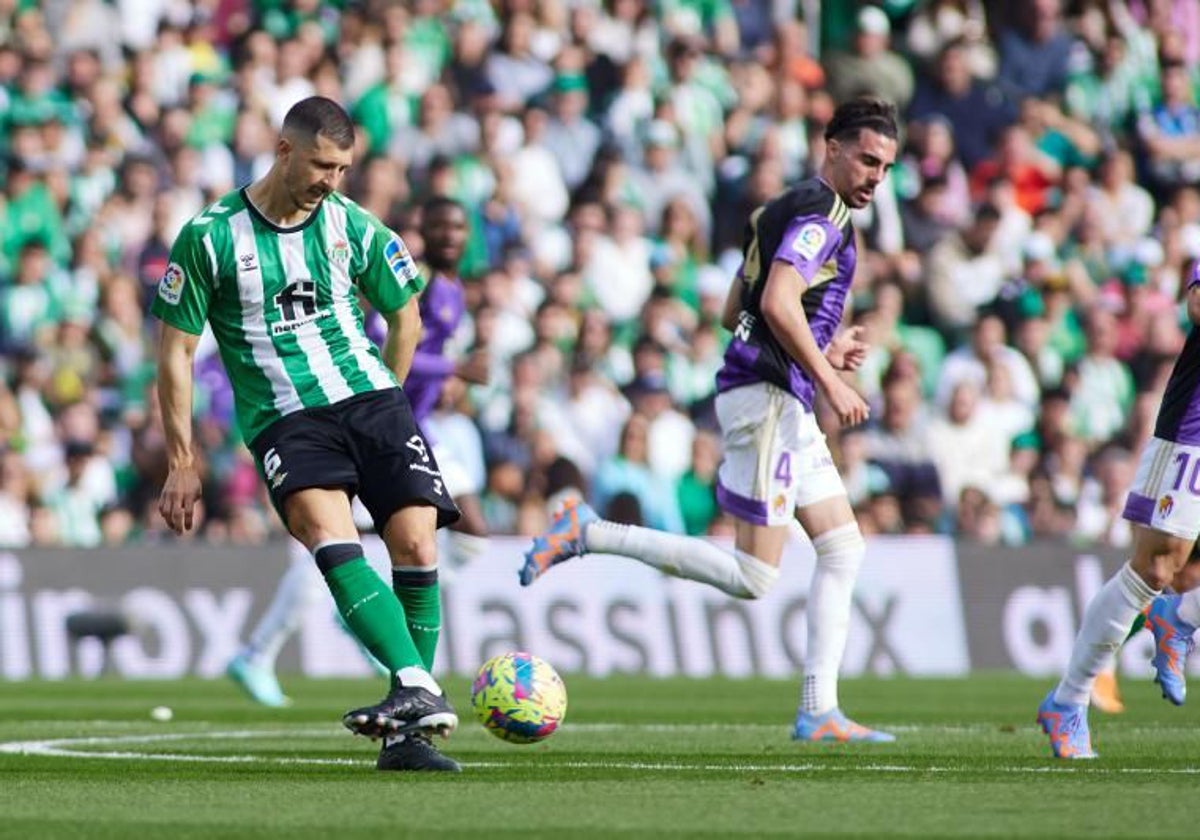 Guido Rodríguez, jugando un partido que enfrentaba al Betis con el Valladolid