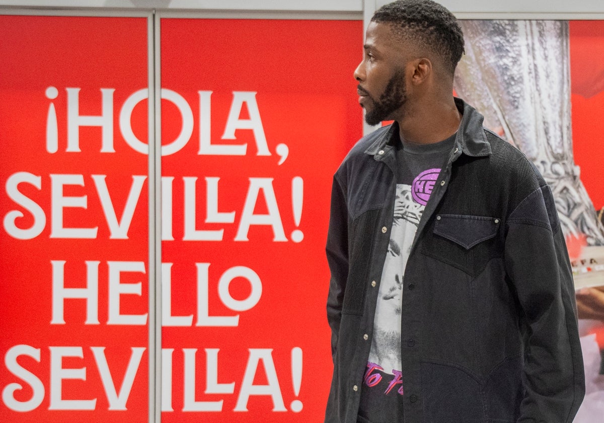 Iheanacho, a su llegada al aeropuerto de Sevilla