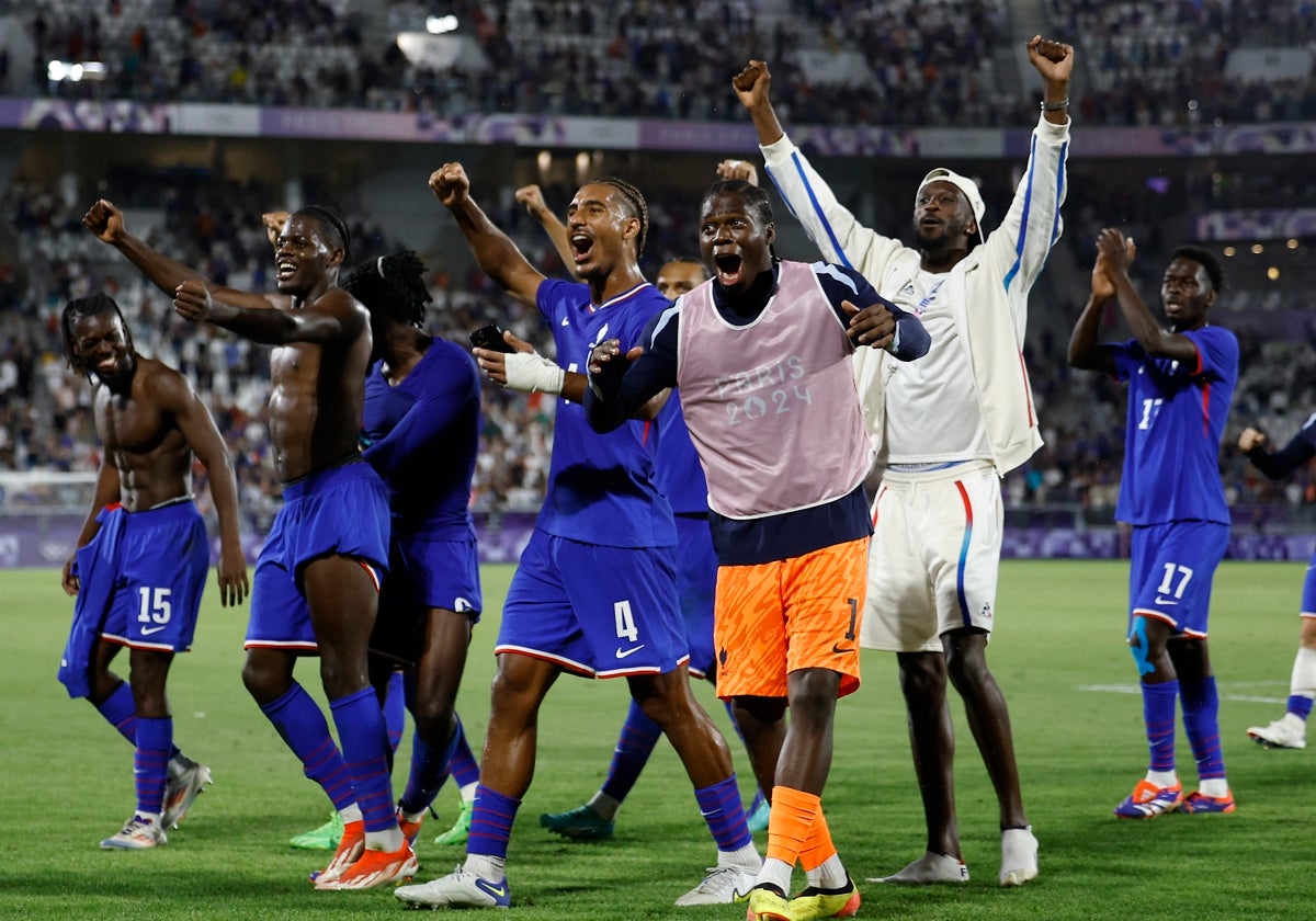 Badé celebra con sus compañeros el pase a las semifinales de los Juegos Olímpicos de París 2024