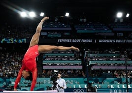 Simone Biles vuelve a tocar el cielo en el salto