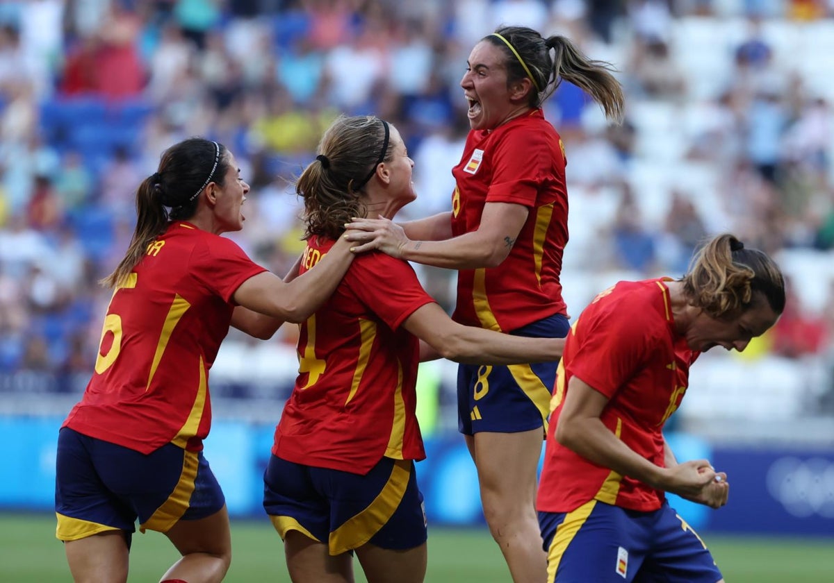 Las jugadoras de la selección española celebran el gol de Paredes en el 97, que forzaba la prórroga