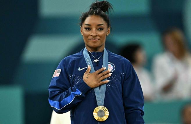 Simone Biles posa con su medalla de oro en los Juegos Olímpicos de París 2024