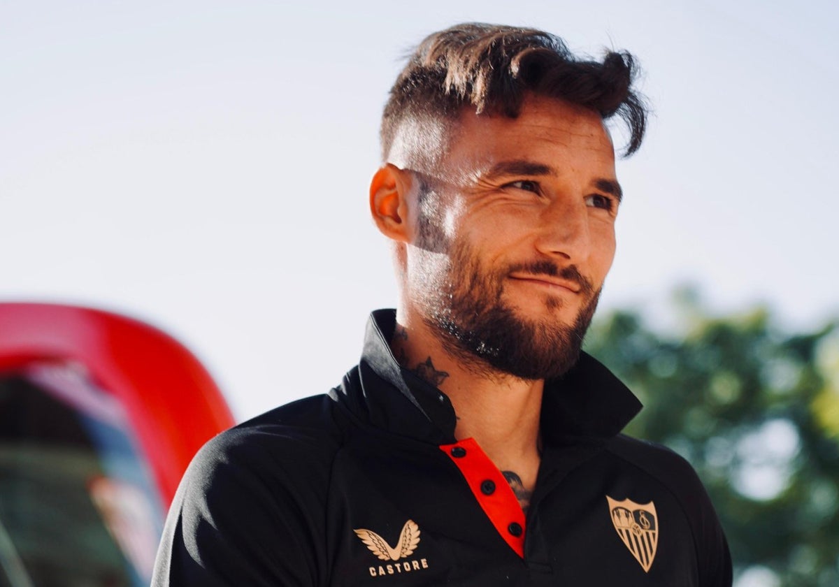 Nemanja Gudelj, a su llegada con el Sevilla FC al Estadio Algarve