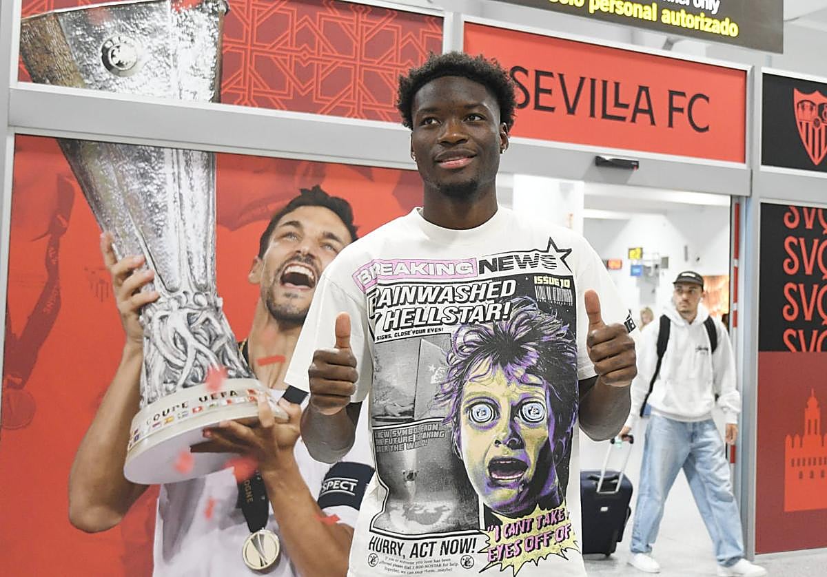 Lucien Agoumé aterriza en el aeropuerto de Sevilla