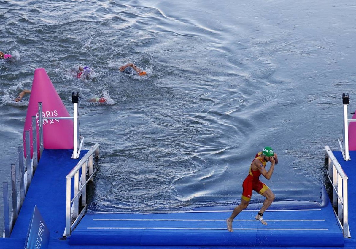 Alberto González sale del Sena en la prueba de triatlón con relevo mixto