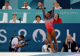 Biles vuelve a la tierra: plata en el ejercicio de suelo