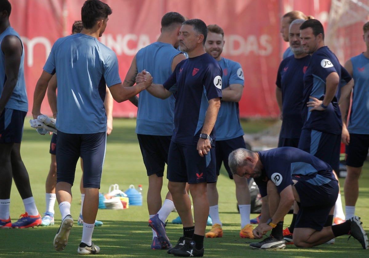 García Pimienta, durante el entrenamiento de este lunes en la ciudad deportiva