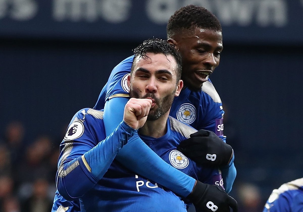 Iheanacho abraza a Iborra tras marcar el valenciano con el Leicester