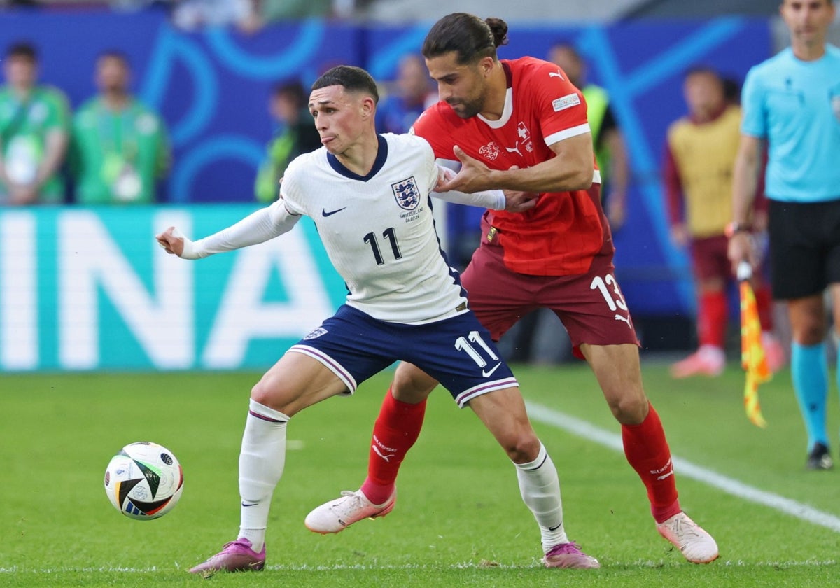 Ricardo Rodríguez pugna con Foden por un balón durante el Inglaterra - Suiza de la pasada Eurocopa 2024