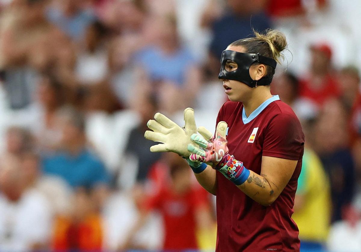 Cata Coll, en el calentamiento previo a la semifinal ante Brasil