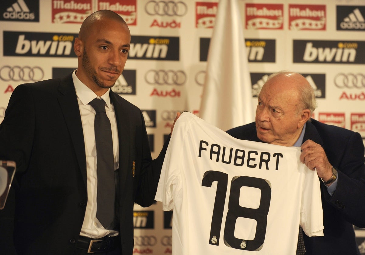 Faubert, en el momento en el que Di Stéfano le entrega su camiseta con el 18