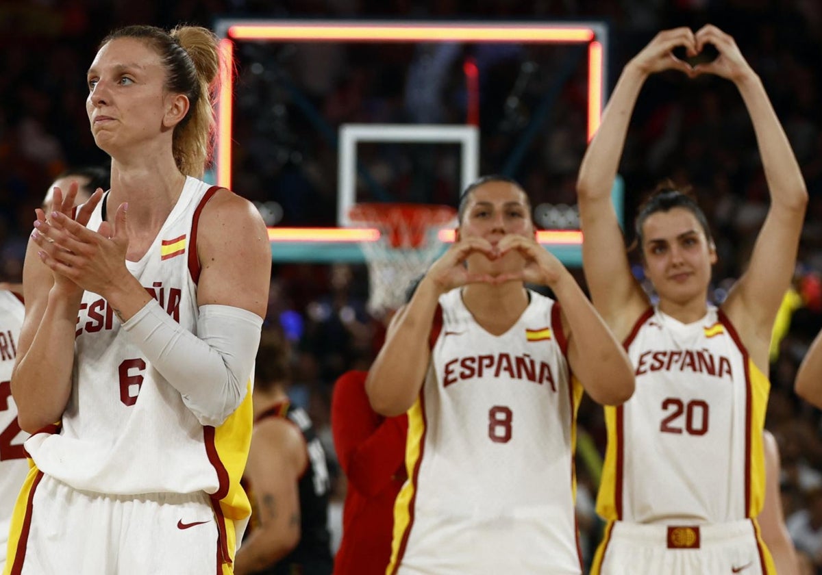 Laura Gil, María Araújo y Paula Ginzo, tras el partido