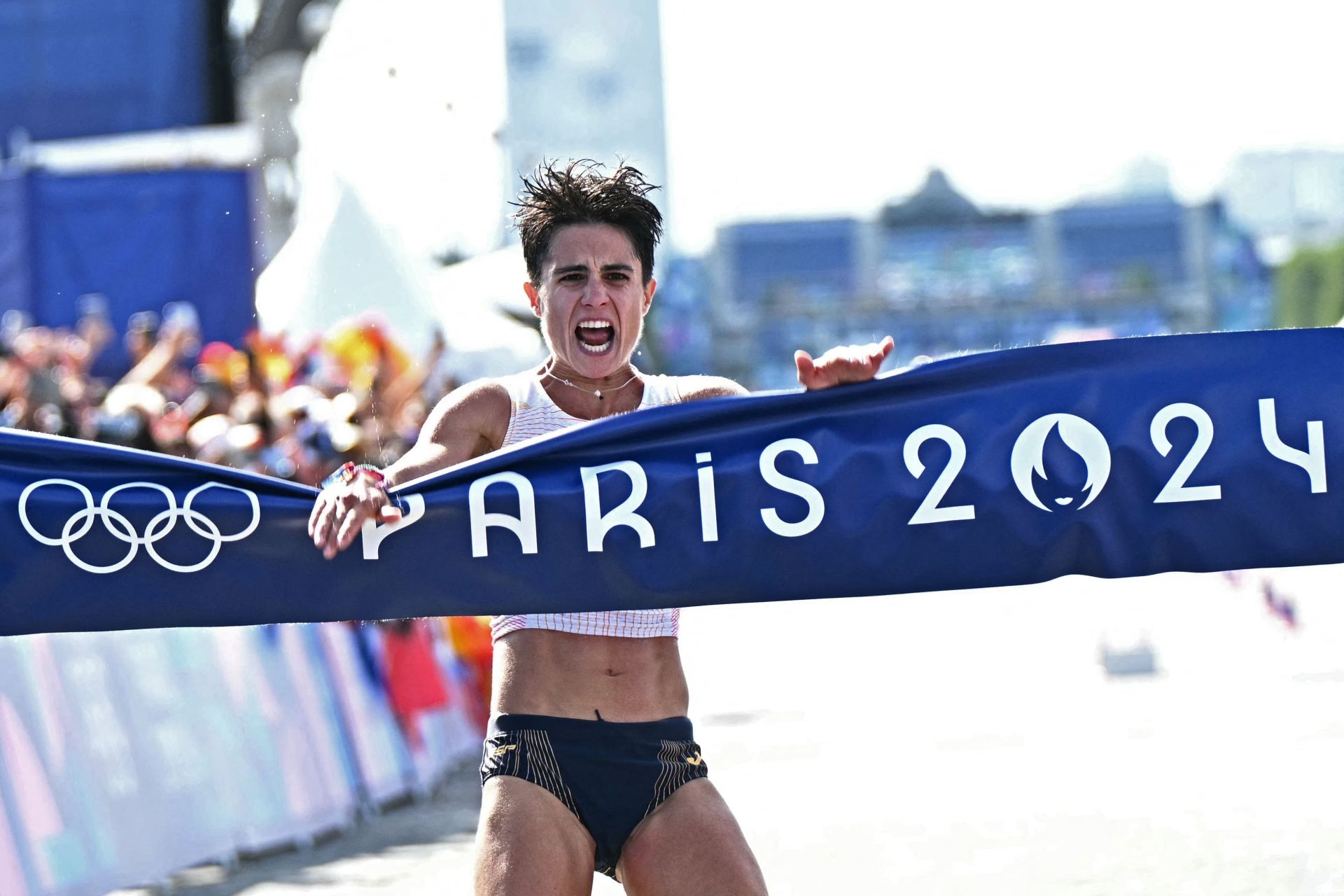 María Pérez cruzando la línea de meta