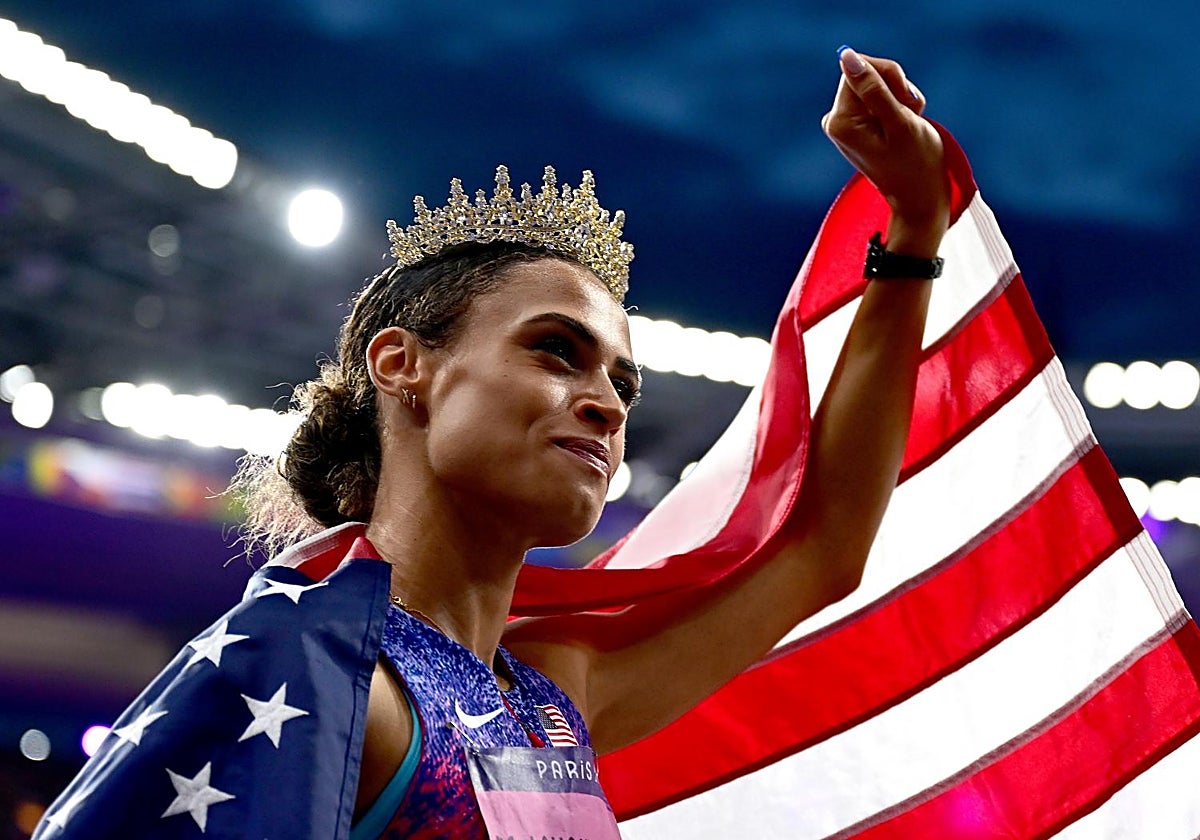 Sydney McLaughlin celebra su victoria en los 400 metros vallas