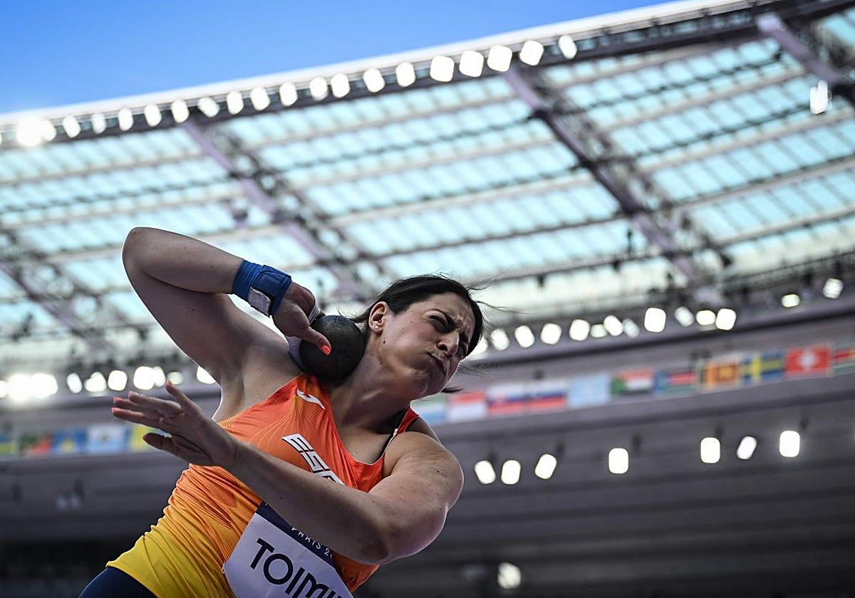 Belén Toimil, durante la clasificación de lanzamiento de peso en París