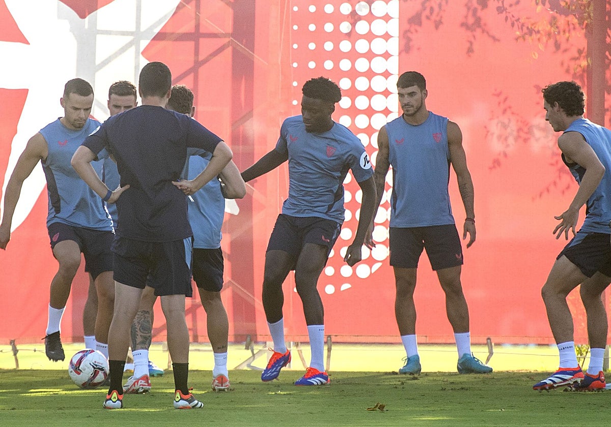 Agoumé, en su primer día de entrenamiento con el Sevilla este verano en la ciudad deportiva