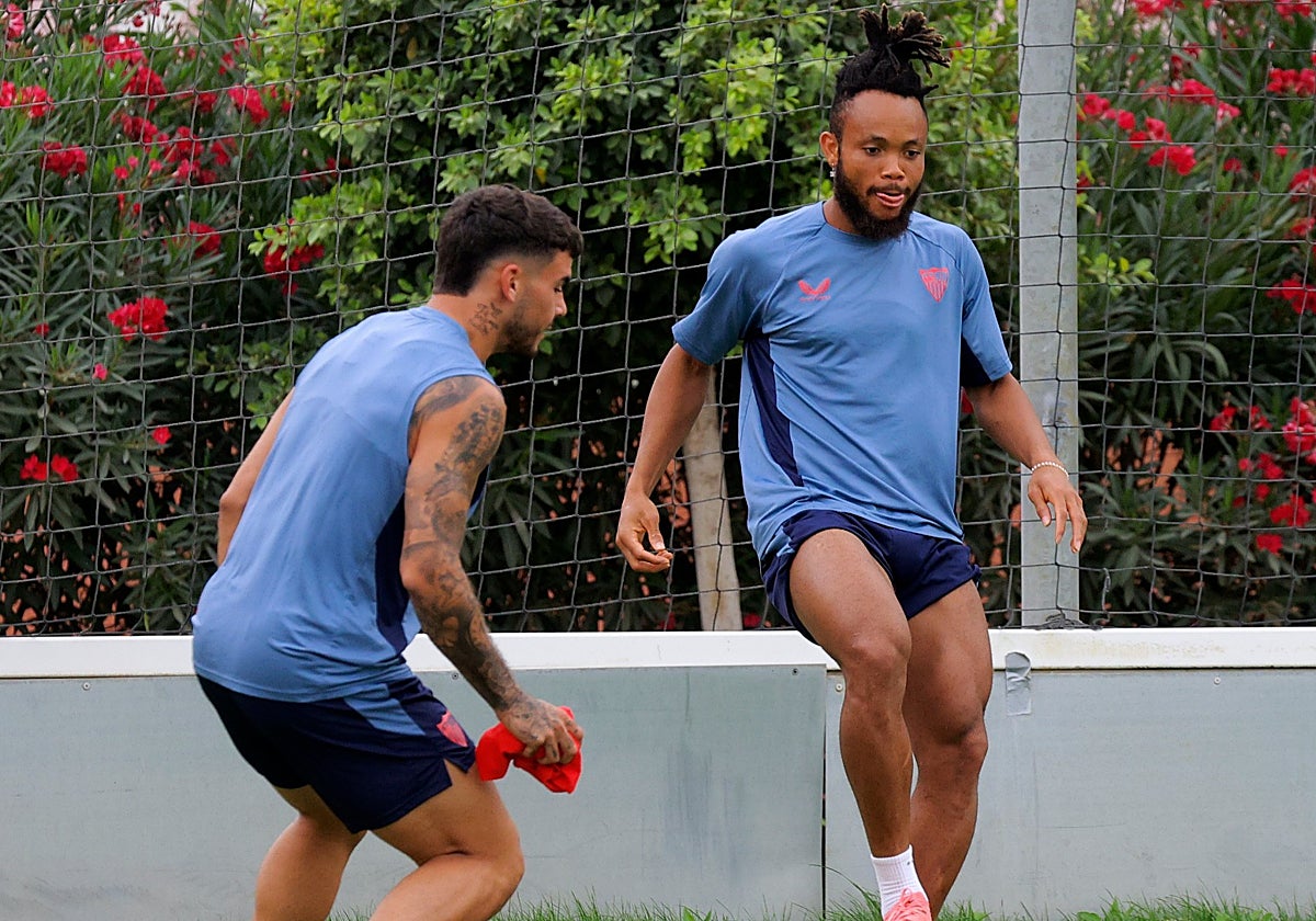 Isaac y Ejuke, en un entrenamiento del Sevilla FC