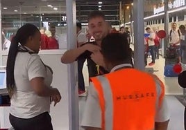 La treta de Arnau Tenas, el portero de la selección, para enseñar su oro olímpico a todo el aeropuerto de París