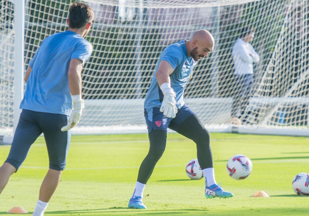 Dmitrovic, en uno de los entrenamientos de esta pasada semana con el Sevilla