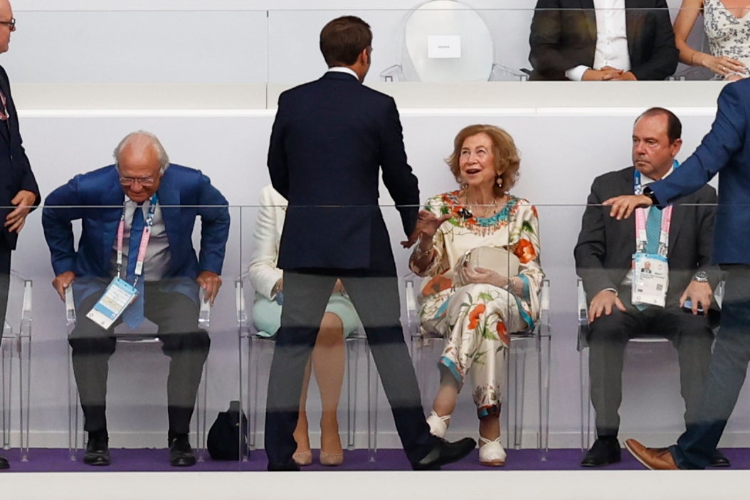 La Reina Sofía, presente en la ceremonia de Clausura de los Juegos Olímpicos de París, saluda a Emmanuel Macron