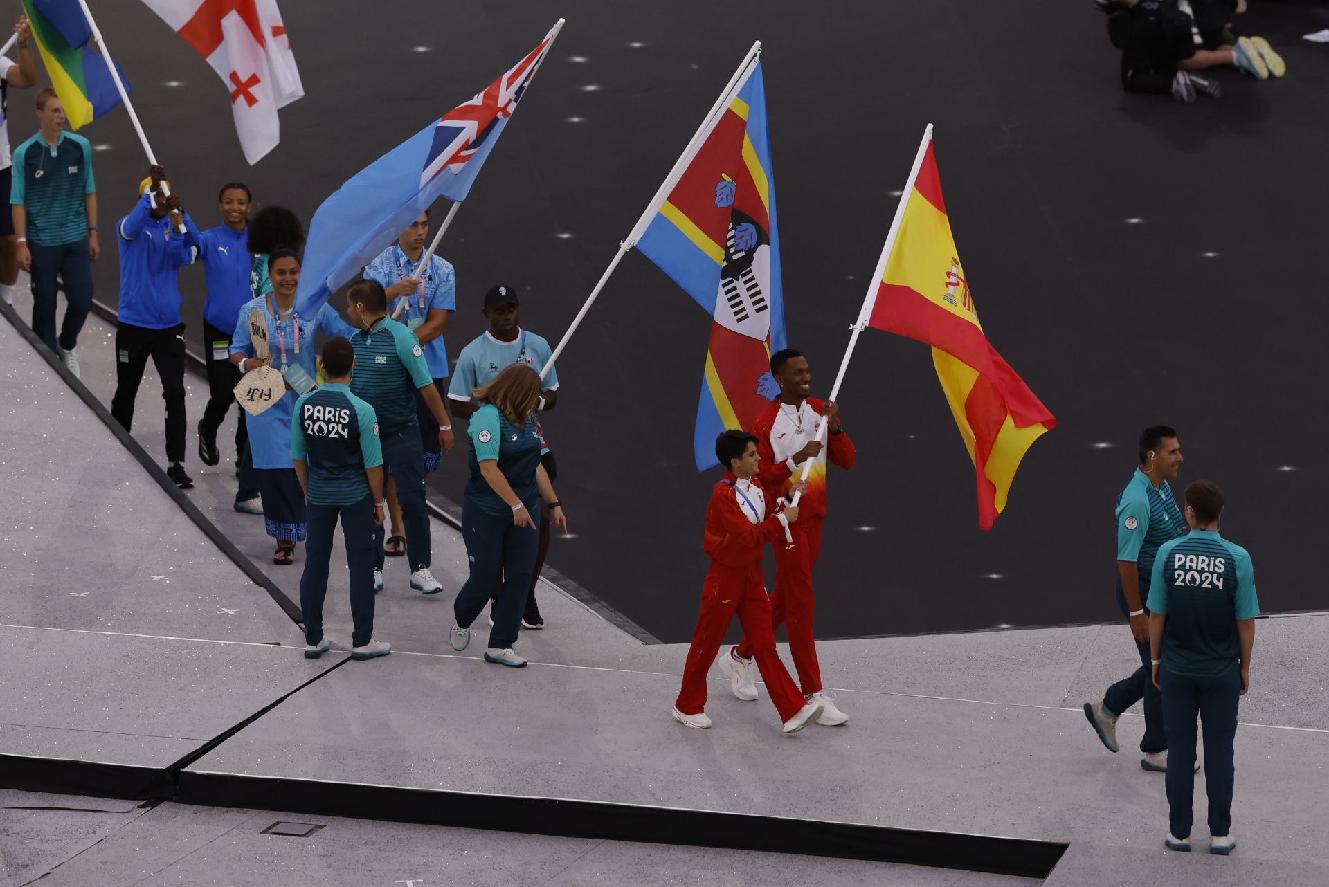 Los abanderados españoles María Pérez y Jordan Díaz portan la bandera durante la ceremonia de clausura de París 2024