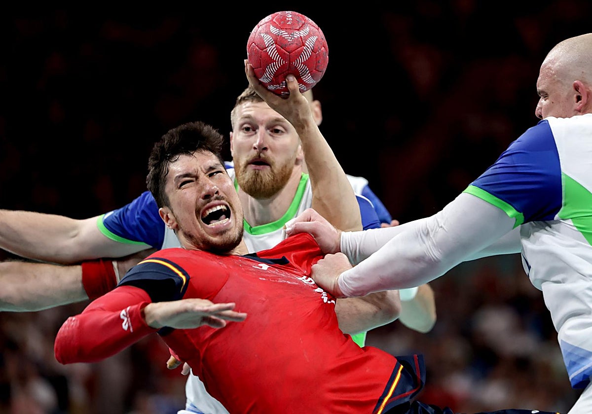 Álex Dujshebaev se pelea con los defensores eslovenos