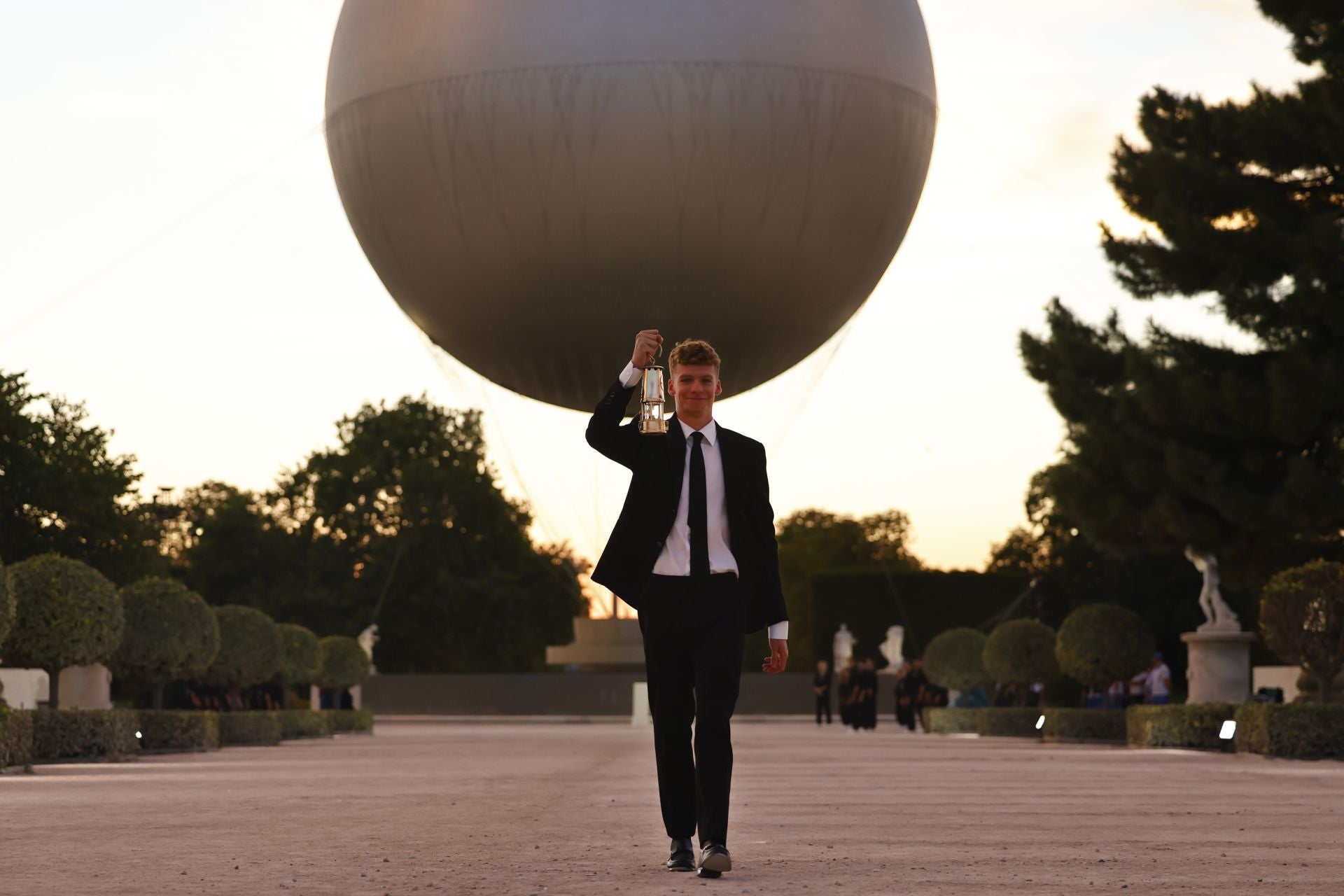 El nadador francés Leon Marchand participa en la ceremonia de clausura de los Juegos Olímpicos de París 2024