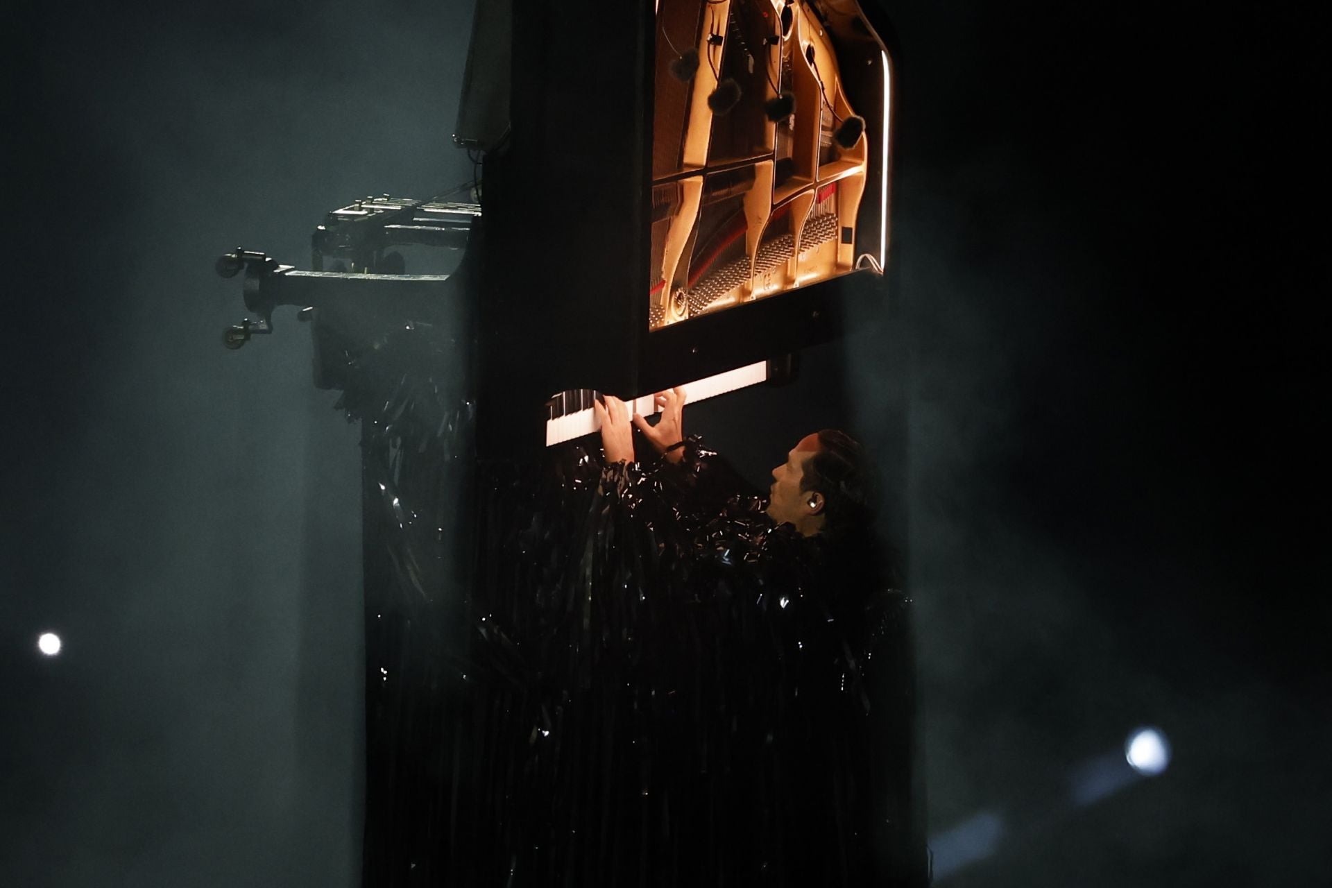 El pianista suizao Alain Roche actúa en la clausura de los Juegos Olímpicos de París