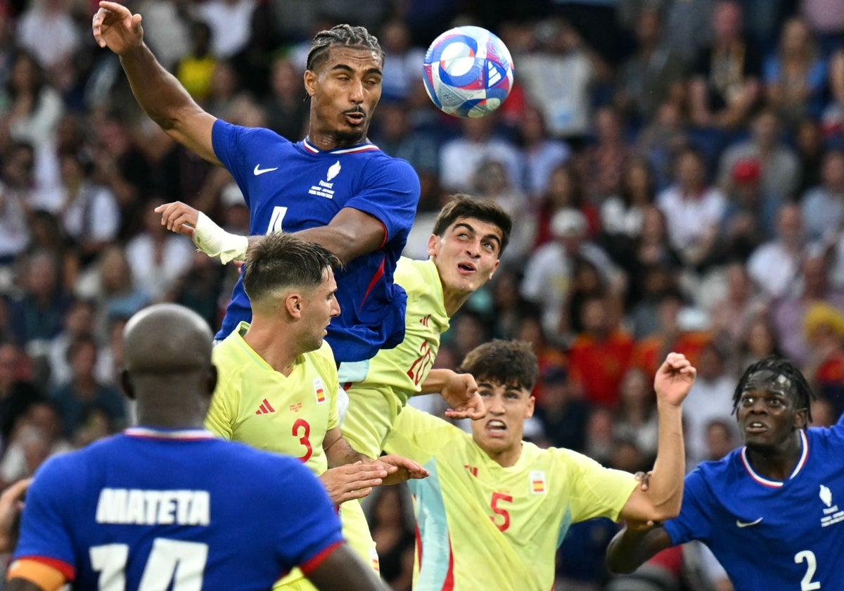 Badé y Juanlu pelean un balón en la final de los Juegos Olímpicos del pasado viernes