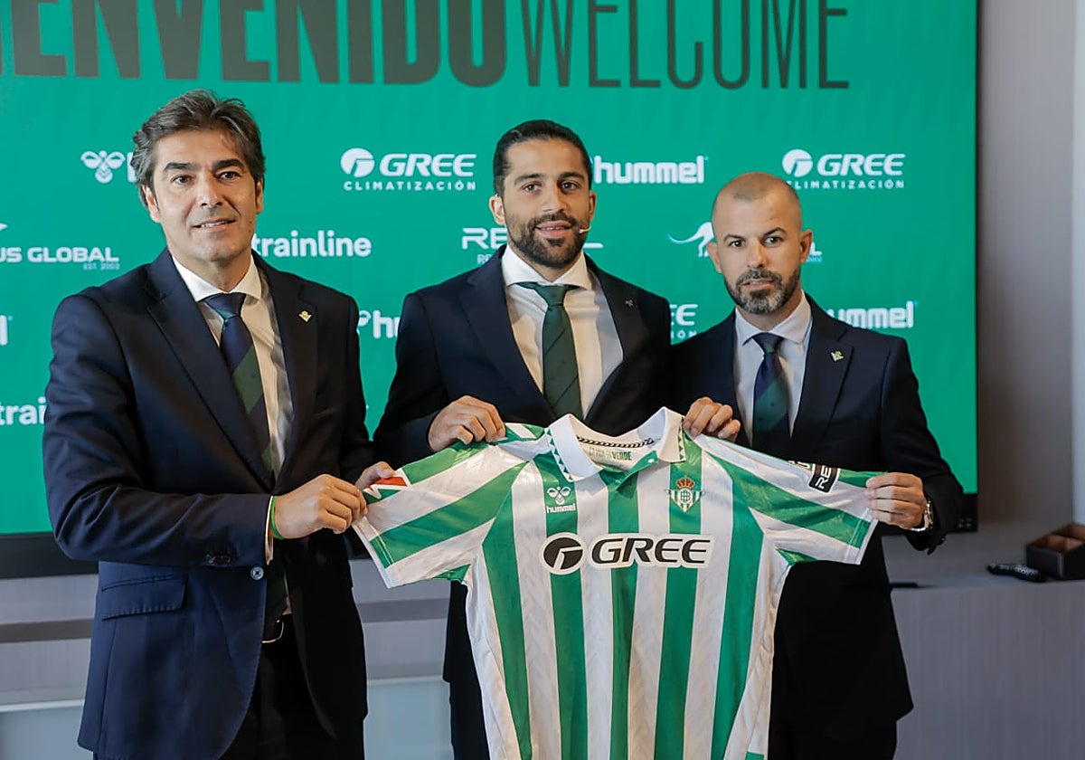 Ricardo Rodríguez, junto al presidente Ángel Haro y al director deportivo Manu Fajardo, en su presentación oficial como nuevo jugador del Betis