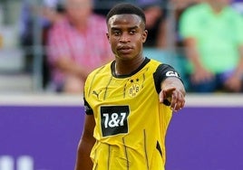 Se reactiva el interés del Betis en el delantero del Dortmund Moukoko