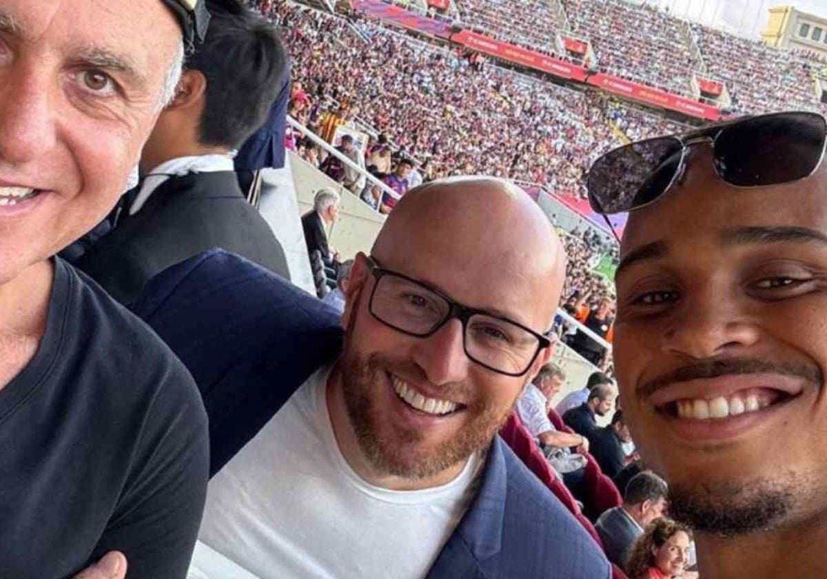 Natan junto a su agente, Andre Cury, en Montjuic viendo el trofeo Joan Gamper.-