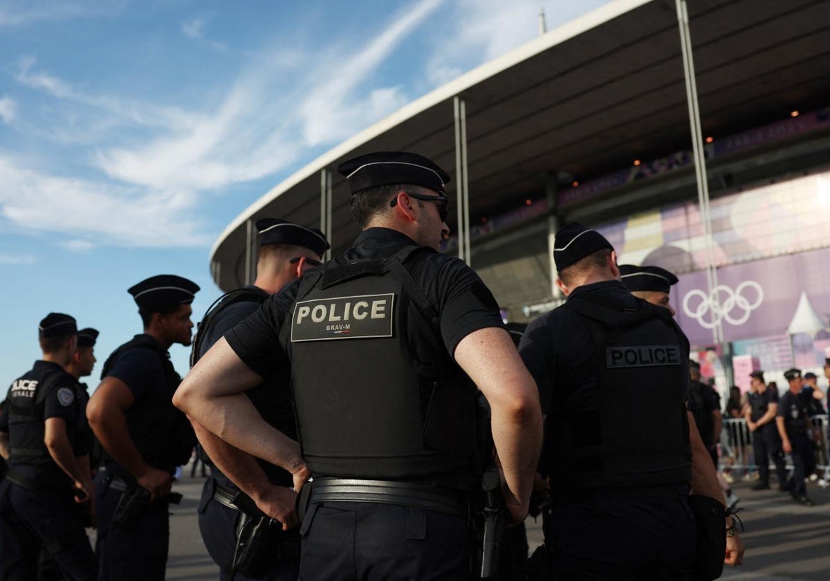 Policías franceses en el exterior del estadio antes de la ceremonia de clausura de los Juegos