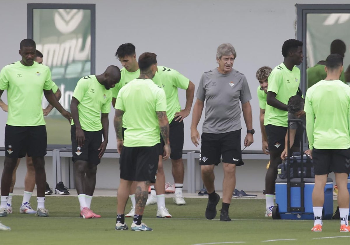 Manuel Pellegrini, con la plantilla en uno de los últimos entrenamientos de pretemporada